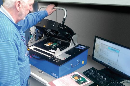 Boundary-Scan-Produktionstester: Das Auftischgerät JULIET von Göpel electronic vereint Boundary-Scan-Hardware, die Spannungsversorung des Prüflings sowie die zusätzliche Testlogik. Boundary-Scan-Produktionstester: Das Auftischgerät JULIET von Göpel electronic vereint Boundary-Scan-Hardware, die Spannungsversorung des Prüflings sowie die zusätzliche Testlogik.