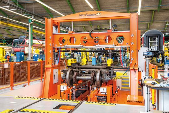 Aufgrund der smarten Systemarchitektur, die Bucher Hydraulics für den Drehgestell-Prüfstand von Nencki projektierte und erstellte, braucht die neue Achse nur noch 30 statt zuvor 250 Liter Ölvolumen. Damit kann die frühere Aufstellfläche für das große Aggregat heute anders genutzt werden. Aufgrund der smarten Systemarchitektur, die Bucher Hydraulics für den Drehgestell-Prüfstand von Nencki projektierte und erstellte, braucht die neue Achse nur noch 30 statt zuvor 250 Liter Ölvolumen. Damit kann die frühere Aufstellfläche für das große Aggregat heute anders genutzt werden.