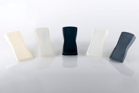 Für jedes Gehäuse das passende Verfahren: Prototypen in der Übersicht, verwendete Verfahren von links nach rechts sind Fused Deposition Modeling (FDM), Stereolithografie (STL), Vakuumgießen, selektives Lasersintern (SLS) und gefinishter Vakuumguss. Für jedes Gehäuse das passende Verfahren: Prototypen in der Übersicht, verwendete Verfahren von links nach rechts sind Fused Deposition Modeling (FDM), Stereolithografie (STL), Vakuumgießen, selektives Lasersintern (SLS) und gefinishter Vakuumguss.