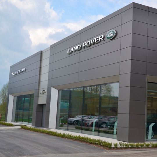 Der Showroom für die beiden Marken ist rund 1.000 Quadratmeter groß. Der Showroom für die beiden Marken ist rund 1.000 Quadratmeter groß.