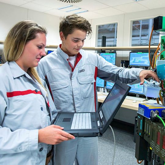 Das Magazin Focus Money wählte Audi erneut als einen von „Deutschlands besten Ausbildungsbetrieben“ aus. Das Magazin Focus Money wählte Audi erneut als einen von „Deutschlands besten Ausbildungsbetrieben“ aus.