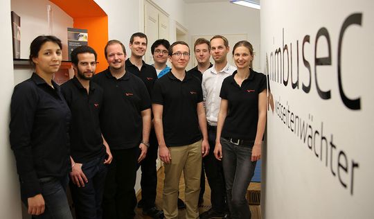 Ein Teil des Teams von nimbusec. Vertreten ist u.a. das Geschäftsführer-Dreiergespann, bestehend aus Christian Horschitz (3. von links), Alexander Mitter (4. von links), Christian Baumgartner (8. von links) und den beiden nimbusec-Mitgründern Martin und Katharina Leonhartsberger (6. von links und 9. von links). Ein Teil des Teams von nimbusec. Vertreten ist u.a. das Geschäftsführer-Dreiergespann, bestehend aus Christian Horschitz (3. von links), Alexander Mitter (4. von links), Christian Baumgartner (8. von links) und den beiden nimbusec-Mitgründern Martin und Katharina Leonhartsberger (6. von links und 9. von links).