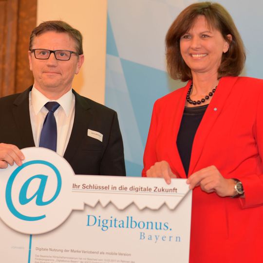 Asco-Geschäftsführer Sylvio Matthäß nahm den Förderbescheid Digitalbonus aus den Händen von Bayerns Wirtschaftsministerin Ilse Aigner entgegen. Asco-Geschäftsführer Sylvio Matthäß nahm den Förderbescheid Digitalbonus aus den Händen von Bayerns Wirtschaftsministerin Ilse Aigner entgegen.