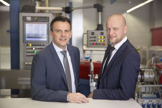 v.l. Thomas Mann, Technischer Leiter im Werk Windsbach bei Helukabel, und Thomas Pikkemaat, Kaufmännischer Betriebsleiter im Werk Windsbach und Produktmanager Antriebstechnik bei Helukabel. v.l. Thomas Mann, Technischer Leiter im Werk Windsbach bei Helukabel, und Thomas Pikkemaat, Kaufmännischer Betriebsleiter im Werk Windsbach und Produktmanager Antriebstechnik bei Helukabel.