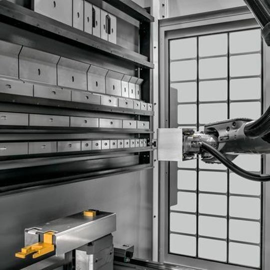 Im Inneren der Xpert arbeitet ein 6-achsiger Roboterarm, der auf ein ebenfalls integriertes Werkzeugmagazin zugreift, in dem ein großzügiger Vorrat an Biegewerkzeugen untergebracht ist. Im Inneren der Xpert arbeitet ein 6-achsiger Roboterarm, der auf ein ebenfalls integriertes Werkzeugmagazin zugreift, in dem ein großzügiger Vorrat an Biegewerkzeugen untergebracht ist.