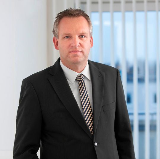 EDAG-CEO Jörg Ohlsen blickt trotz eines Umsatz- und Gewinnrückgangs positiv ins Jahr 2017. EDAG-CEO Jörg Ohlsen blickt trotz eines Umsatz- und Gewinnrückgangs positiv ins Jahr 2017.