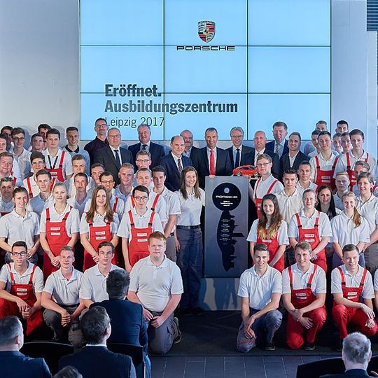 Porsche bildet im neuen Ausbildungszentrum in Leipzig mehr als 120 junge Menschen aus. Porsche bildet im neuen Ausbildungszentrum in Leipzig mehr als 120 junge Menschen aus.