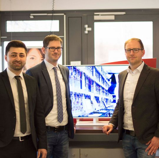 (v.r.n.l.:) Fly-Tech-Geschäftsführer Tobias Wirth mit Benjamin Dill (technischer Leiter) und Vertriebsleiter Özcan Sahin (v.r.n.l.:) Fly-Tech-Geschäftsführer Tobias Wirth mit Benjamin Dill (technischer Leiter) und Vertriebsleiter Özcan Sahin