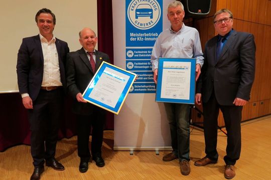 Ausgezeichnet: (v.li.) Obermeister Thomas Meier, Horst Schmied und Peter Vogelmann sowie Geschäftsführer Siegfried Heer.