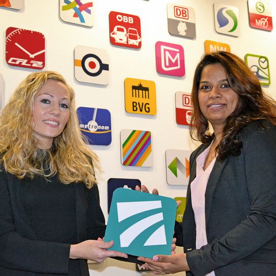 Personalleiterin Bettina Malosczyk (llinks im Bild) und Projektteilnehmerin Kavitha Karuppana, die sich über einen gelungenen Wiedereinstieg freut. Personalleiterin Bettina Malosczyk (llinks im Bild) und Projektteilnehmerin Kavitha Karuppana, die sich über einen gelungenen Wiedereinstieg freut.