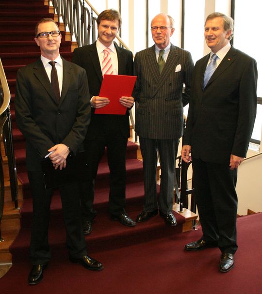 Dr. Wojciech Welnic (2. von links) wurde für seine Arbeiten für zukünftige Datenspeicher mit dem Wissenschaftspreis 2008 ausgezeichnet. Dr. Wojciech Welnic (2. von links) wurde für seine Arbeiten für zukünftige Datenspeicher mit dem Wissenschaftspreis 2008 ausgezeichnet.
