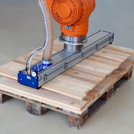 Das neue Greifsystem FMHD von Schmalz eignet sich besonders für die Handhabung von Schnitt- und Hobelware. Das neue Greifsystem FMHD von Schmalz eignet sich besonders für die Handhabung von Schnitt- und Hobelware.