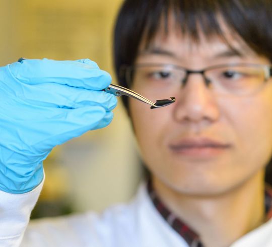 Die dünne Supraleiter-Folie macht neue Nano-Beschichtungen etwa für den Weltraum oder die Medizin möglich. Doktorand XianLin Zeng aus dem Team von Uwe Hartmann hat die Folie mitentwickelt. Die dünne Supraleiter-Folie macht neue Nano-Beschichtungen etwa für den Weltraum oder die Medizin möglich. Doktorand XianLin Zeng aus dem Team von Uwe Hartmann hat die Folie mitentwickelt.