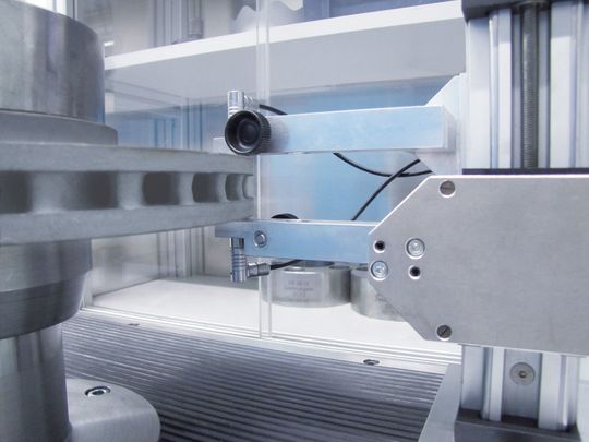 Der Prüfstand ermöglicht den Technikern, stichprobenartig die Planlauffehler und Dickenschwankungen der Bremsscheiben zu bestimmen. Der Prüfstand ermöglicht den Technikern, stichprobenartig die Planlauffehler und Dickenschwankungen der Bremsscheiben zu bestimmen.