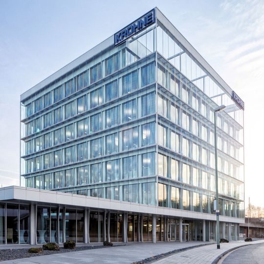 Das 27 m hohe Gebäude fällt durch seine markante Ganzglasfassade nach einem Entwurf des Berliner Architektenbüros Baumhauer auf. Das 27 m hohe Gebäude fällt durch seine markante Ganzglasfassade nach einem Entwurf des Berliner Architektenbüros Baumhauer auf.