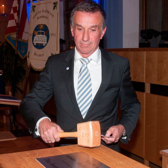 Traditionsbewusstes Handwerk mit Blick in die Zukunft: Hans Jörg Koßmann, Obermeister der Kfz-Innung Bremen, bei der Freisprechung. Traditionsbewusstes Handwerk mit Blick in die Zukunft: Hans Jörg Koßmann, Obermeister der Kfz-Innung Bremen, bei der Freisprechung.