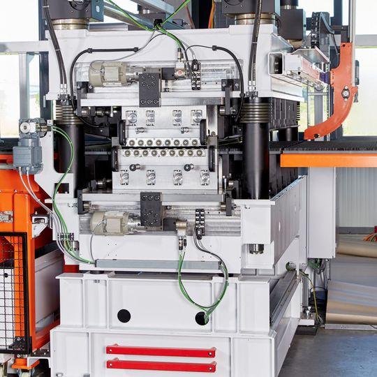 Das Herzstück der Anlage ist eine 17-Walzen-Präzisionsrichtmaschine, ausgestattet mit Zwischenwalzen und hartverchromten Richtwalzen in Blockzustellung, um den hohen Oberflächenanforderungen gerecht zu werden. Das Herzstück der Anlage ist eine 17-Walzen-Präzisionsrichtmaschine, ausgestattet mit Zwischenwalzen und hartverchromten Richtwalzen in Blockzustellung, um den hohen Oberflächenanforderungen gerecht zu werden.