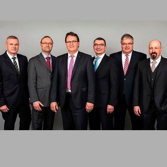 Geschäftsführung mit Aufsichtsratsvorsitzendem und Stellvertreter. v.l.n.r.: Michael Bathke, Dr. Jens Bartenwerfer, Werner Schmidt, Peter Meier, Thomas Fischer, Fred di Giuseppe Chiachiarella Geschäftsführung mit Aufsichtsratsvorsitzendem und Stellvertreter. v.l.n.r.: Michael Bathke, Dr. Jens Bartenwerfer, Werner Schmidt, Peter Meier, Thomas Fischer, Fred di Giuseppe Chiachiarella