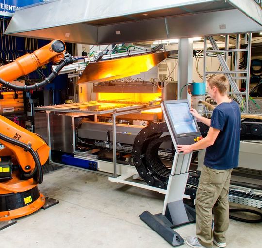 Das ILK der TU Dresden bildet den großserientauglichen Prozess zur Compositeteileherstellung ab. Informationen zu diesem, und vielen weiteren Aspekten rund um die Funktionsintegration in Multimaterialsysteme, gibt es am 9. und 10. Mai im Rahmen einer VDI-Fachtagung namens „Composites effizient verarbeiten“ in Heidelberg. Das ILK der TU Dresden bildet den großserientauglichen Prozess zur Compositeteileherstellung ab. Informationen zu diesem, und vielen weiteren Aspekten rund um die Funktionsintegration in Multimaterialsysteme, gibt es am 9. und 10. Mai im Rahmen einer VDI-Fachtagung namens „Composites effizient verarbeiten“ in Heidelberg.