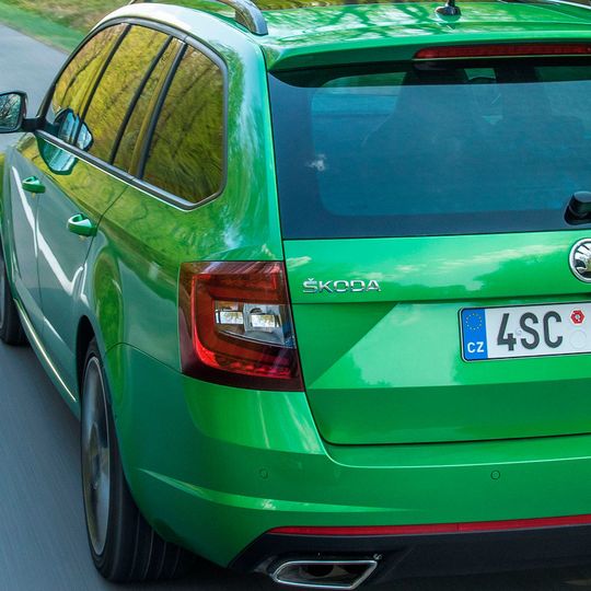 Der Oktavia RS kommt mit 2,0-Liter-Vierzylinder-Turbobenziner, Sechsgang-Getriebe und 169 kW/230 PS bei 4.700 U/min. Der Oktavia RS kommt mit 2,0-Liter-Vierzylinder-Turbobenziner, Sechsgang-Getriebe und 169 kW/230 PS bei 4.700 U/min.
