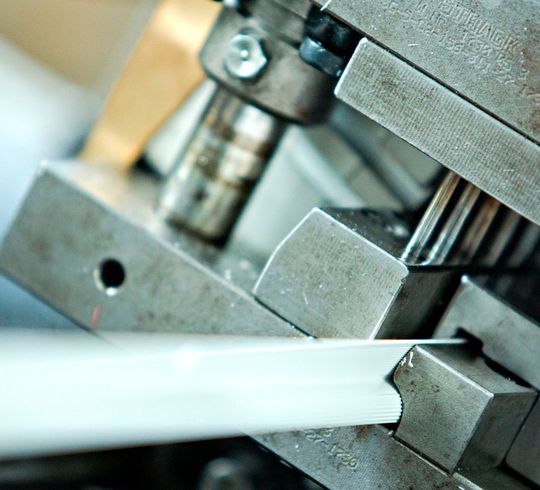 Inline-Konfektionierung bei SLS: Für die präzise Extrusion maßgeschneiderter Einbau-, Putz- und Systemschienen hat das Unternehmen besondere Fertigungs- und Konfigurationslinien eingerichtet. Inline-Konfektionierung bei SLS: Für die präzise Extrusion maßgeschneiderter Einbau-, Putz- und Systemschienen hat das Unternehmen besondere Fertigungs- und Konfigurationslinien eingerichtet.
