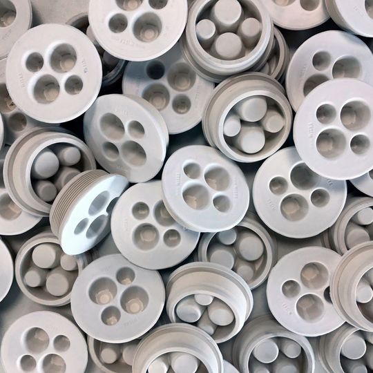Der Multiclixx bietet eine intelligente Bauweise, die eine schnelle Installation von bis zu vier Kabeln mit Zugentlastung ermöglicht. Der Multiclixx bietet eine intelligente Bauweise, die eine schnelle Installation von bis zu vier Kabeln mit Zugentlastung ermöglicht.