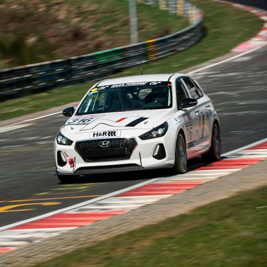 Auf dem Nürburgring bekommt das Hochleistungsmodell Hyundai i30 N vor dem Serienstart seinen Feinschliff. Auf dem Nürburgring bekommt das Hochleistungsmodell Hyundai i30 N vor dem Serienstart seinen Feinschliff.