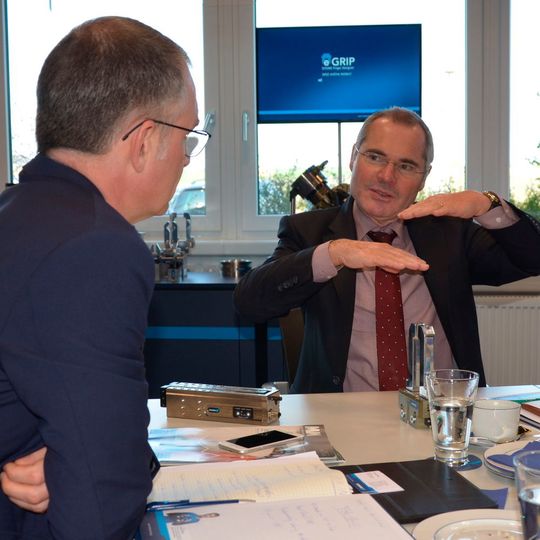 Dr. Markus Klaiber, Technischer Geschäftsführer bei Schunk, erläutert im Interview mit MM-Chefredakteur Frank Jablonski die Herausforderungen und Trends im Bereich der Greif- und Spanntechnik. Dr. Markus Klaiber, Technischer Geschäftsführer bei Schunk, erläutert im Interview mit MM-Chefredakteur Frank Jablonski die Herausforderungen und Trends im Bereich der Greif- und Spanntechnik.