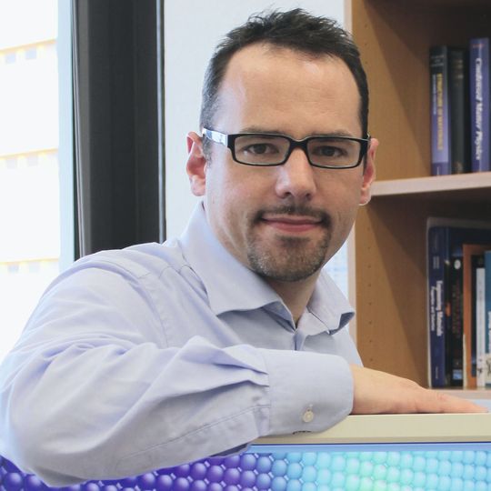 „Unsere Grundlagenforschung trägt zur Entwicklung optimierter Werkstoffe mit maßgeschneiderter Mikrostruktur bei.“ Prof. Dr. Erik Bitzek, Friedrich-Alexander-Universität Erlangen-Nürnberg „Unsere Grundlagenforschung trägt zur Entwicklung optimierter Werkstoffe mit maßgeschneiderter Mikrostruktur bei.“ Prof. Dr. Erik Bitzek, Friedrich-Alexander-Universität Erlangen-Nürnberg