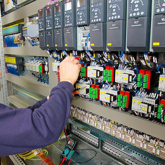 Bei Industrie 4.0 müssen Unternehmen einen ganzheitlichen Sicherheitsansatz gehen und den Spagat zwischen Safety und Security schaffen. Bei Industrie 4.0 müssen Unternehmen einen ganzheitlichen Sicherheitsansatz gehen und den Spagat zwischen Safety und Security schaffen.