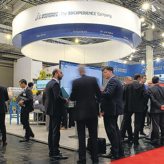 Am Messestand von Dassault Systèmes lässt sich am Beispiel des Kunden Westrock verfolgen, wie durchgängig integrierte, digital unterstützte Wertschöpfung aussieht. Am Messestand von Dassault Systèmes lässt sich am Beispiel des Kunden Westrock verfolgen, wie durchgängig integrierte, digital unterstützte Wertschöpfung aussieht.