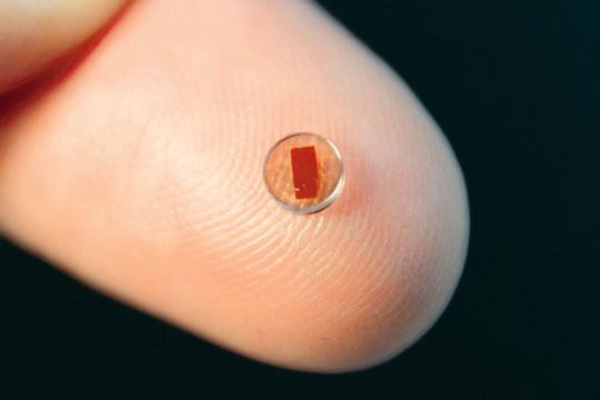 Eine Halbleitermembran zwischen zwei runden Diamantscheibchen. Der transparente Edelstein fungiert als integrierter Kühlkörper.