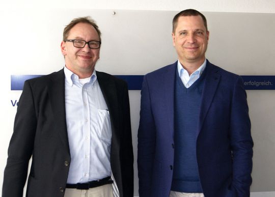 Jörg Henschel, Geschäftsführer von Metrix Consulting (li.) und Sven Langenfeld, Distribution PAM OEM und BDM Windows Server, Microsoft Deutschland (re.) nach der Diskussion bei IT-BUSINESS. Jörg Henschel, Geschäftsführer von Metrix Consulting (li.) und Sven Langenfeld, Distribution PAM OEM und BDM Windows Server, Microsoft Deutschland (re.) nach der Diskussion bei IT-BUSINESS.