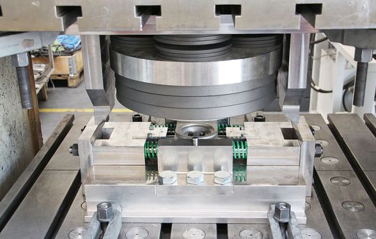 Dieses Schmiedewerkzeug erzeugt Hinterschnitte. Auf der Hannover Messe war es als Modell zu sehen. Dieses Schmiedewerkzeug erzeugt Hinterschnitte. Auf der Hannover Messe war es als Modell zu sehen.