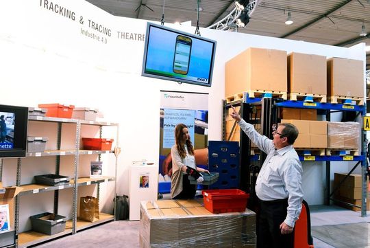 Kommissionierung eines KLT per RFID-Datenhandschuh aus einem Projekt mit einem Automobilhersteller im Live-Szenario auf der Logimat 2017. Kommissionierung eines KLT per RFID-Datenhandschuh aus einem Projekt mit einem Automobilhersteller im Live-Szenario auf der Logimat 2017.