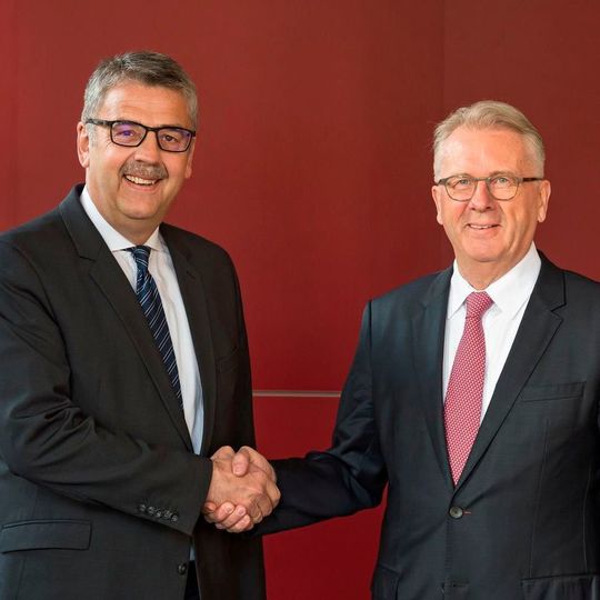 Andreas Heyer, Vorsitzender der Geschäftsführung der WFB, und Ulrich Walker, Vorstand der Borgward Group AG, unterzeichnen das Memorandum of Understanding. Andreas Heyer, Vorsitzender der Geschäftsführung der WFB, und Ulrich Walker, Vorstand der Borgward Group AG, unterzeichnen das Memorandum of Understanding.