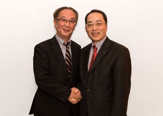 Shigeyuki Sasaki (l.) übernimmt die Führung der Europa-Niederlassung Mitutoyos von Harumi Aoki (r.). Shigeyuki Sasaki (l.) übernimmt die Führung der Europa-Niederlassung Mitutoyos von Harumi Aoki (r.).