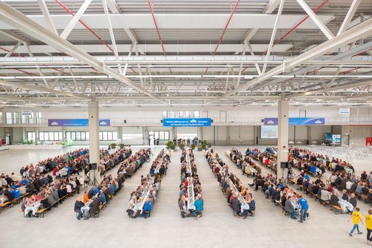 Mitarbeiter feiern die Einweihung der neuen Produktionshalle bei Waldner in Wangen. Mitarbeiter feiern die Einweihung der neuen Produktionshalle bei Waldner in Wangen.