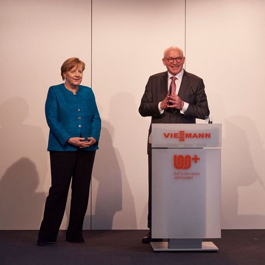 Bundeskanzlerin Dr. Angela Merkel und Prof. Dr. Martin Viessmann bei der Eröffnung des neuen Forschungs- und Entwicklungszentrums im Rahmen des 100-jährigen Jubiläums des Unternehmens. Bundeskanzlerin Dr. Angela Merkel und Prof. Dr. Martin Viessmann bei der Eröffnung des neuen Forschungs- und Entwicklungszentrums im Rahmen des 100-jährigen Jubiläums des Unternehmens.
