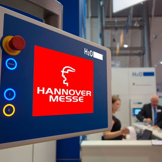 H2O zeigt auf der Hannover Messe 2017, wie Unternehmen ihre Abwässer aus oberflächentechnischen Prozessen so aufbereiten, dass sie in den Prozess zurückgeführt werden können. H2O zeigt auf der Hannover Messe 2017, wie Unternehmen ihre Abwässer aus oberflächentechnischen Prozessen so aufbereiten, dass sie in den Prozess zurückgeführt werden können.