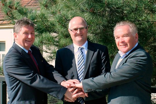 Ein Handshake besiegelt den Zusammenschluss (v.l.): Günther Laber (GF Metasyst), Konrad Eberle (GF LTW) und Karl Kaufmann (GF Metasyst). Ein Handshake besiegelt den Zusammenschluss (v.l.): Günther Laber (GF Metasyst), Konrad Eberle (GF LTW) und Karl Kaufmann (GF Metasyst).