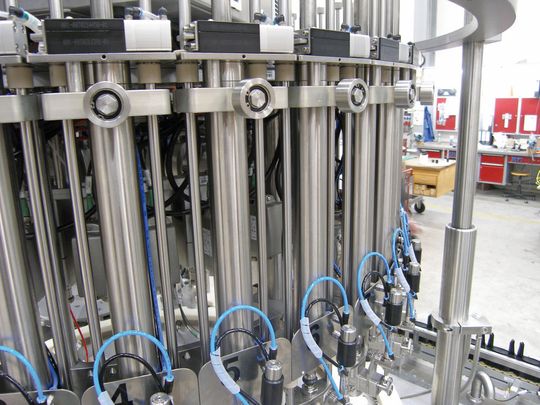 Mit dem Einsatz der Linearmotoren von Linmot konnte Tölke den Füllprozess von der Bewegung des Rundtellers entkoppeln und die Modularisierung vorantreiben. Dadurch lässt sich eine Füllstation bei einer Beschädigung wesentlich schneller tauschen.