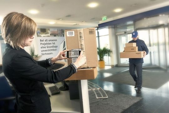 Durch Pakadoo werden Privatpakete unabhängig vom Paketdienst gebündelt und mit B2B-Paketen an die Arbeitsstelle geliefert. Durch Pakadoo werden Privatpakete unabhängig vom Paketdienst gebündelt und mit B2B-Paketen an die Arbeitsstelle geliefert.
