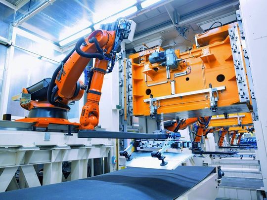 Ohne Roboter nicht denkbar: Automation von Umformpressen. Bild: Kuka Ohne Roboter nicht denkbar: Automation von Umformpressen. Bild: Kuka