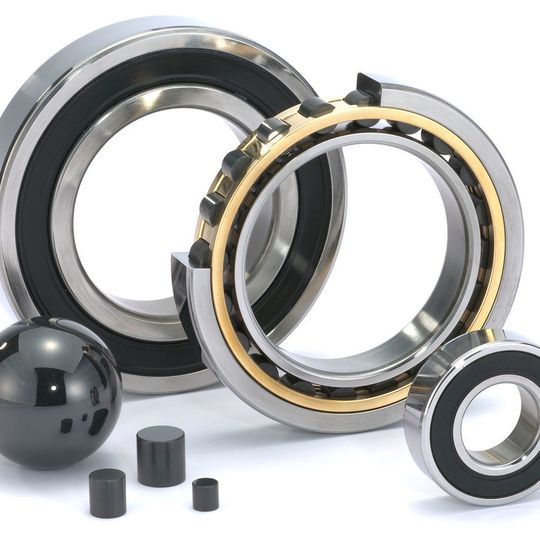 Die Hybrid-Wälzlager von SKF besitzen Ringe aus Stahl und Wälzkörper aus Siliziumnitrid. Die Hybrid-Wälzlager von SKF besitzen Ringe aus Stahl und Wälzkörper aus Siliziumnitrid.