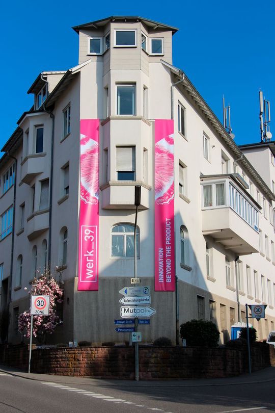 Vergleichsweise traditionell ist die Architektur Werk 39. Der innovative Charakter findet sich erst im Inneren wieder. Vergleichsweise traditionell ist die Architektur Werk 39. Der innovative Charakter findet sich erst im Inneren wieder.