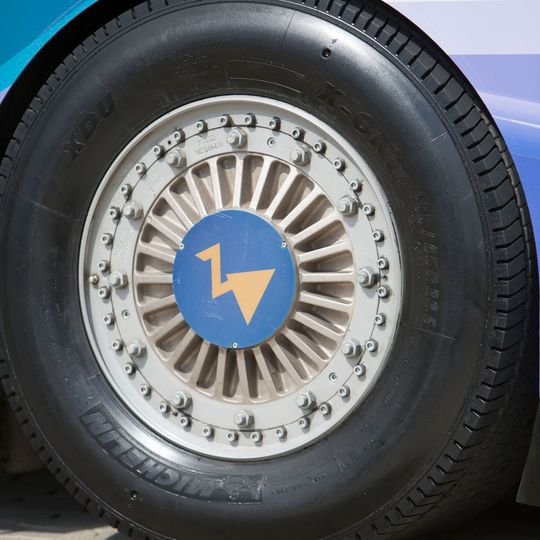 Radnabenmotoren tragen bei diesem Brennstoffzellen-gespeisten Stadtbus zu einem Wirkungsgard von 90 % bei. Radnabenmotoren tragen bei diesem Brennstoffzellen-gespeisten Stadtbus zu einem Wirkungsgard von 90 % bei.