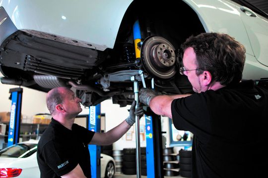 Erst wenn die neuen Dämpfer drin sind, merken viele Fahrer, wie schlecht die alten bereits waren.