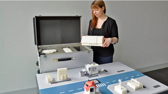 Jennifer Brade von der Professur für Werkzeugmaschinen und Umformtechnik der TU Chemnitz bereitet die Modellfabrik für ihren Messe-Einsatz vor. Jennifer Brade von der Professur für Werkzeugmaschinen und Umformtechnik der TU Chemnitz bereitet die Modellfabrik für ihren Messe-Einsatz vor.