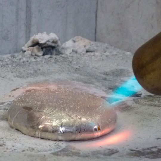 Brandbeständige Magnesiumlegierung für den Leichtbau: Dem LKR Leichtmetallkompetenzzentrum Ranshofen ist es laut eigener Aussage erstmals gelungen, eine Magnesiumlegierung zu entwickeln, die schwer entflammbar ist und im Brandfall von selbst erlischt. Brandbeständige Magnesiumlegierung für den Leichtbau: Dem LKR Leichtmetallkompetenzzentrum Ranshofen ist es laut eigener Aussage erstmals gelungen, eine Magnesiumlegierung zu entwickeln, die schwer entflammbar ist und im Brandfall von selbst erlischt.